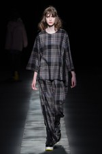 ウジョー 2017-18秋冬コレクション - レイヤードが紡ぐ、暖かく軽やかな美｜写真16