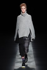 ウジョー 2017-18秋冬コレクション - レイヤードが紡ぐ、暖かく軽やかな美｜写真17