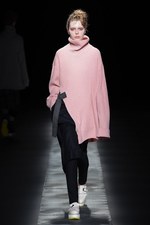 ウジョー 2017-18秋冬コレクション - レイヤードが紡ぐ、暖かく軽やかな美｜写真18