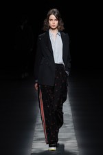 ウジョー 2017-18秋冬コレクション - レイヤードが紡ぐ、暖かく軽やかな美｜写真29