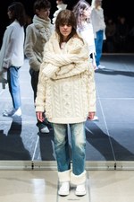 モトヒロ タンジ 2017-18年秋冬コレクション - ニットの世界で表現する、水面が捉えた自然｜写真20