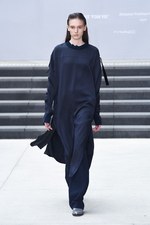 ハウスコミューン 2017-18秋冬コレクション、“新時代エレガンス” 女性が内に秘める強さ｜写真1