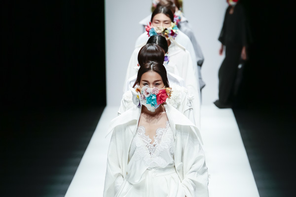 2017-18年秋冬東京コレクション｜グエン・コン・チー 2017年秋冬コレクション - 街に安らぎをもたらすベトナムの花売り娘