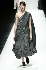 グエン・コン・チー 2017年秋冬コレクション - 街に安らぎをもたらすベトナムの花売り娘｜写真43