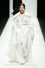 グエン・コン・チー 2017年秋冬コレクション - 街に安らぎをもたらすベトナムの花売り娘｜写真49