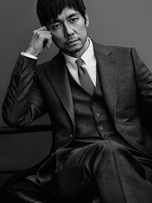 俳優・西島秀俊がジョルジオ アルマーニの顔に、新ビジュアルでスーツ姿を披露 | 写真