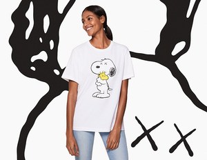 UTからピーナッツ×現代アーティスト・カウズ、スヌーピーTシャツや 