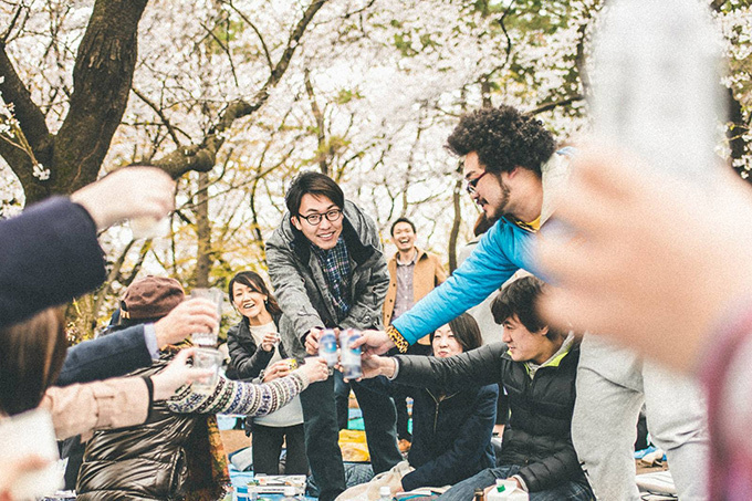ビールを飲みながら桜並木を練り歩く「ビアウォーク」東京・かむろ坂で初開催 | 写真