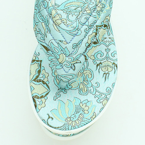 ジェフリーキャンベルの“下駄風”厚底サンダル 、ブルーとホワイトのボタニカル柄デザイン｜写真4