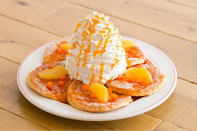 エッグスンシングスのイースター限定パンケーキ、甘いキャロットやオレンジをトッピング｜写真1