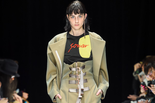 2017-18年秋冬東京コレクション｜ヨウヘイ オオノ 2017年秋冬コレクション - 無機質な製品の輝きと透け感を、生きた洋服へと