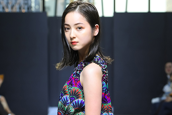 2017年春夏コレクション｜エンポリオ アルマーニ、2017年春夏ショーに佐々木希＆ラブリが登場