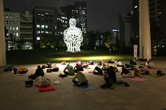 虎ノ門ヒルズの春イベント、芝生の上で「青空ヨガ」＆「手ぶらBBQ」でミシュラン一つ星シェフの味を堪能｜写真5