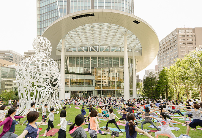 虎ノ門ヒルズの春イベント、芝生の上で「青空ヨガ」＆「手ぶらBBQ」でミシュラン一つ星シェフの味を堪能｜写真3