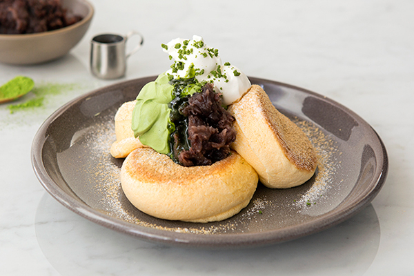 スフレパンケーキ専門店 フリッパーズ から 奇跡のパンケーキ 抹茶あずき が登場 ファッションプレス