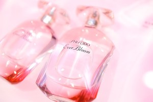 資生堂の香水「エバーブルーム オードトワレ」ギンザ シックス限定発売、国内未発売のフレグランスが上陸 - ファッションプレス