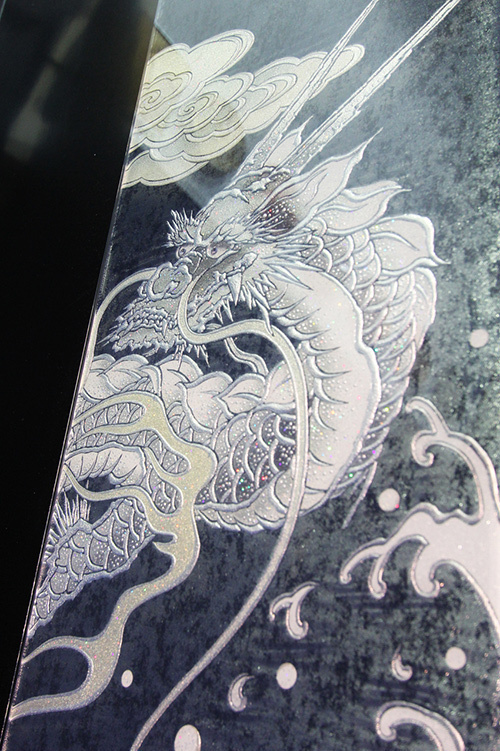 「和硝子の世界」展が岐阜・飛騨高山で開催、着物や西陣織の帯を封じ込めたガラスアートを町家空間で｜写真2