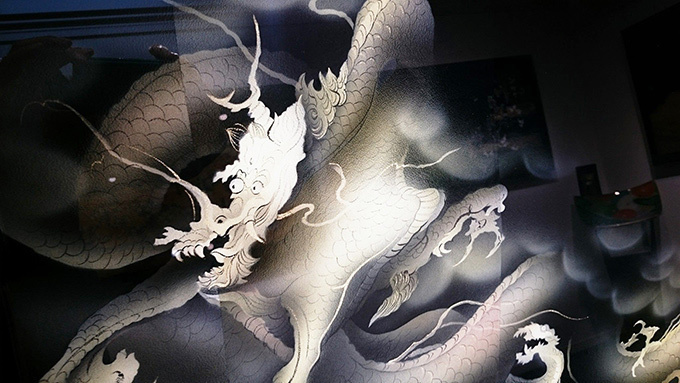 「和硝子の世界」展が岐阜・飛騨高山で開催、着物や西陣織の帯を封じ込めたガラスアートを町家空間で｜写真3