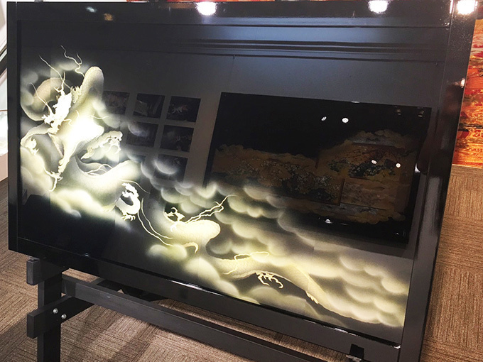 「和硝子の世界」展が岐阜・飛騨高山で開催、着物や西陣織の帯を封じ込めたガラスアートを町家空間で｜写真5