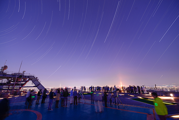 六本木ヒルズ展望台で「木星の衝」の観望会、関東一の高さを誇る屋上で眺める“春の夜空” | 写真