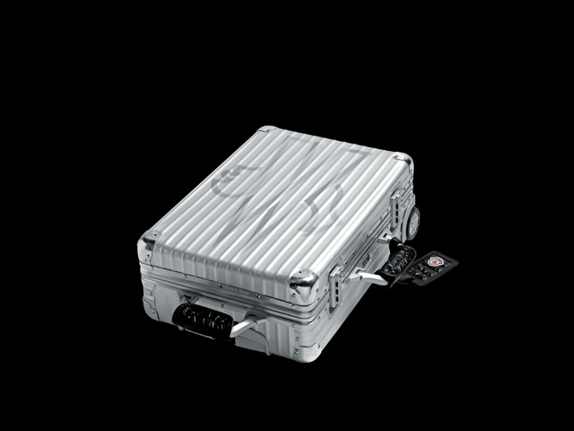 モンクレール(MONCLER)×リモワ(RIMOWA) 特別仕様のスーツケース発売 