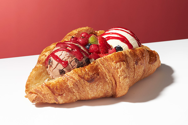ハーゲンダッツ×メゾンカイザーの「ハーゲンダッツベーカリー」が丸の内に、アイス×パンのスイーツを提供