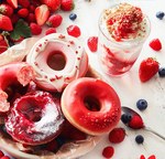 クリスピー・クリーム、3種のベリーを使用したドーナツ＆レアチーズ風フローズンドリンク｜写真1