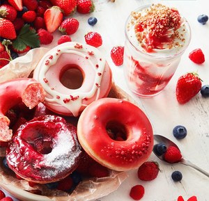 クリスピー・クリーム、3種のベリーを使用したドーナツ＆レアチーズ風フローズンドリンク｜写真1