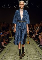 ロングドレスまとめ - シースルー、光沢感、シルエットで美しく魅せる｜写真2