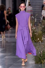 ロングドレスまとめ - シースルー、光沢感、シルエットで美しく魅せる｜写真5