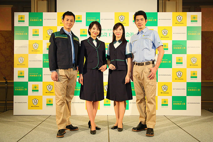 「ケイタ マルヤマ」デザイナー丸山敬太、宮坂建設工業の作業服と事務制服をデザイン | 写真