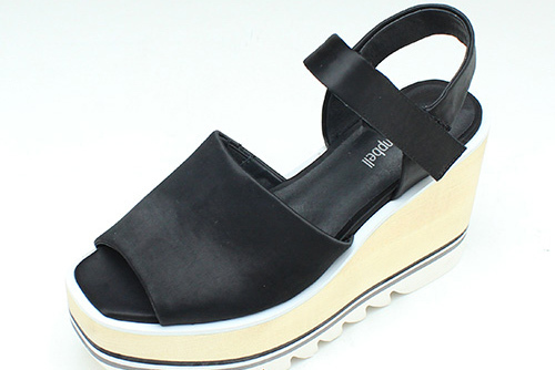 ジェフリーキャンベル新作厚底シューズ、春夏にピッタリなウッドソールサンダル