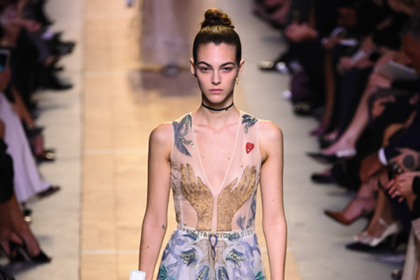 "シアー素材"で魅せるドレススタイル - ディオールやルイ・ヴィトン、コーチから学ぶシースルールック