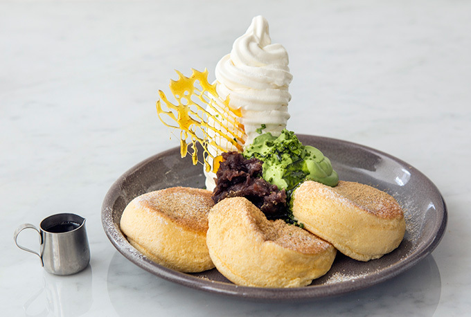 スフレパンケーキ専門店「フリッパーズ」名古屋ラシックに新店舗、抹茶あずき＆メープルの限定パンケーキも | 写真
