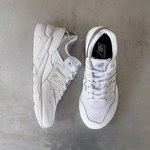 ニューバランスから“ホワイトスニーカー”のレディース限定コレクション、ホワイト×シルバーの配色｜写真4