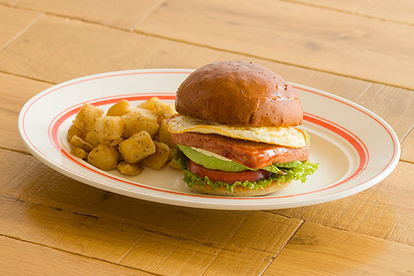 ハワイ｜エッグスンシングス×スパムの限定メニュー、スパムを使ったライスボウルやバーガーなど