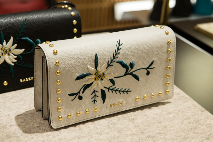 ディオール(DIOR), ヴァレンティノ(VALENTINO), フェンディ(FENDI), ロエベ(LOEWE), ディスコード ヨウジヤマモト(discord Yohji Yamamoto), ヴェルサーチェ(VERSACE), モスキーノ(MOSCHINO), マックイーン(McQueen), ジョウタロウ サイトウ(JOTARO SAITO), ヴィヴィアン・ウエストウッド(Vivienne Westwood) ギンザ シックス｜写真107