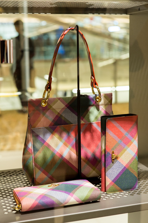 ディオール(DIOR), ヴァレンティノ(VALENTINO), フェンディ(FENDI), ロエベ(LOEWE), ディスコード ヨウジヤマモト(discord Yohji Yamamoto), ヴェルサーチェ(VERSACE), モスキーノ(MOSCHINO), マックイーン(McQueen), ジョウタロウ サイトウ(JOTARO SAITO), ヴィヴィアン・ウエストウッド(Vivienne Westwood) ギンザ シックス｜写真112