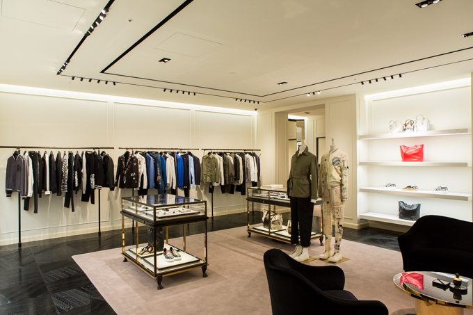 ディオール(DIOR), ヴァレンティノ(VALENTINO), フェンディ(FENDI), ロエベ(LOEWE), ディスコード ヨウジヤマモト(discord Yohji Yamamoto), ヴェルサーチェ(VERSACE), モスキーノ(MOSCHINO), マックイーン(McQueen), ジョウタロウ サイトウ(JOTARO SAITO), ヴィヴィアン・ウエストウッド(Vivienne Westwood) ギンザ シックス｜写真113