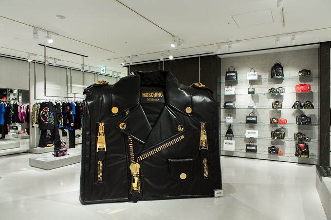 ディオール(DIOR), ヴァレンティノ(VALENTINO), フェンディ(FENDI), ロエベ(LOEWE), ディスコード ヨウジヤマモト(discord Yohji Yamamoto), ヴェルサーチェ(VERSACE), モスキーノ(MOSCHINO), マックイーン(McQueen), ジョウタロウ サイトウ(JOTARO SAITO), ヴィヴィアン・ウエストウッド(Vivienne Westwood) ギンザ シックス｜写真121