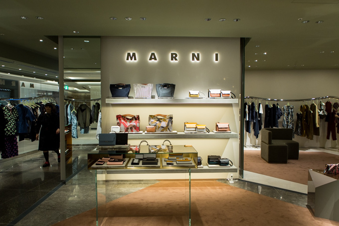 ディオール(DIOR), ヴァレンティノ(VALENTINO), フェンディ(FENDI), ロエベ(LOEWE), ディスコード ヨウジヤマモト(discord Yohji Yamamoto), ヴェルサーチェ(VERSACE), モスキーノ(MOSCHINO), マックイーン(McQueen), ジョウタロウ サイトウ(JOTARO SAITO), ヴィヴィアン・ウエストウッド(Vivienne Westwood) ギンザ シックス｜写真123