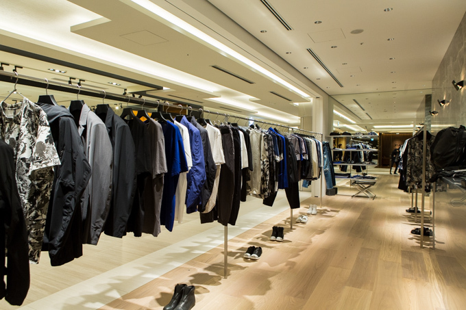 ディオール(DIOR), ヴァレンティノ(VALENTINO), フェンディ(FENDI), ロエベ(LOEWE), ディスコード ヨウジヤマモト(discord Yohji Yamamoto), ヴェルサーチェ(VERSACE), モスキーノ(MOSCHINO), マックイーン(McQueen), ジョウタロウ サイトウ(JOTARO SAITO), ヴィヴィアン・ウエストウッド(Vivienne Westwood) ギンザ シックス｜写真140