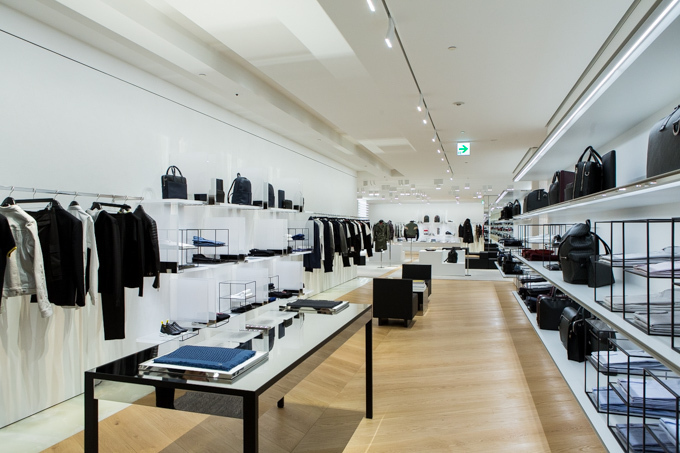 ディオール(DIOR), ヴァレンティノ(VALENTINO), フェンディ(FENDI), ロエベ(LOEWE), ディスコード ヨウジヤマモト(discord Yohji Yamamoto), ヴェルサーチェ(VERSACE), モスキーノ(MOSCHINO), マックイーン(McQueen), ジョウタロウ サイトウ(JOTARO SAITO), ヴィヴィアン・ウエストウッド(Vivienne Westwood) ギンザ シックス｜写真16