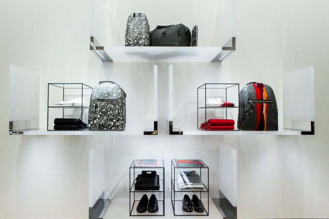 ディオール(DIOR), ヴァレンティノ(VALENTINO), フェンディ(FENDI), ロエベ(LOEWE), ディスコード ヨウジヤマモト(discord Yohji Yamamoto), ヴェルサーチェ(VERSACE), モスキーノ(MOSCHINO), マックイーン(McQueen), ジョウタロウ サイトウ(JOTARO SAITO), ヴィヴィアン・ウエストウッド(Vivienne Westwood) ギンザ シックス｜写真21