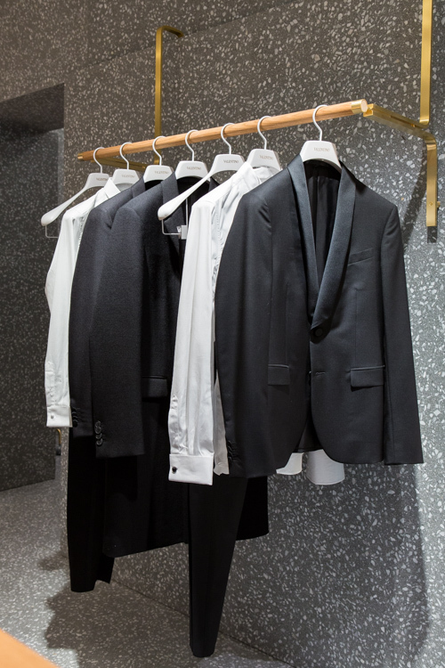 ディオール(DIOR), ヴァレンティノ(VALENTINO), フェンディ(FENDI), ロエベ(LOEWE), ディスコード ヨウジヤマモト(discord Yohji Yamamoto), ヴェルサーチェ(VERSACE), モスキーノ(MOSCHINO), マックイーン(McQueen), ジョウタロウ サイトウ(JOTARO SAITO), ヴィヴィアン・ウエストウッド(Vivienne Westwood) ギンザ シックス｜写真36