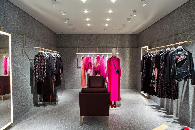 ディオール(DIOR), ヴァレンティノ(VALENTINO), フェンディ(FENDI), ロエベ(LOEWE), ディスコード ヨウジヤマモト(discord Yohji Yamamoto), ヴェルサーチェ(VERSACE), モスキーノ(MOSCHINO), マックイーン(McQueen), ジョウタロウ サイトウ(JOTARO SAITO), ヴィヴィアン・ウエストウッド(Vivienne Westwood) ギンザ シックス｜写真41