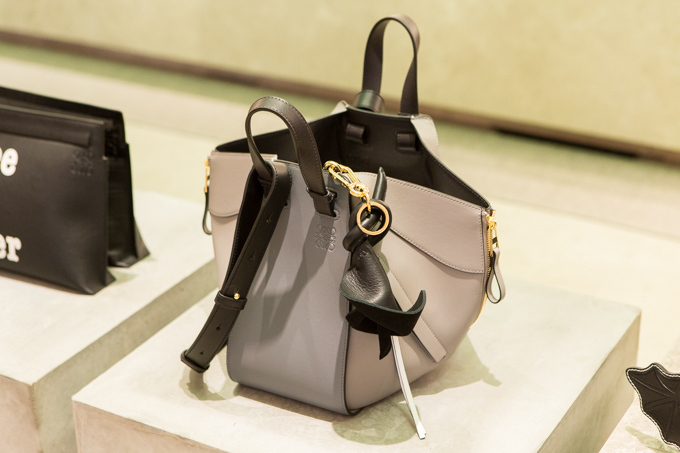 ディオール(DIOR), ヴァレンティノ(VALENTINO), フェンディ(FENDI), ロエベ(LOEWE), ディスコード ヨウジヤマモト(discord Yohji Yamamoto), ヴェルサーチェ(VERSACE), モスキーノ(MOSCHINO), マックイーン(McQueen), ジョウタロウ サイトウ(JOTARO SAITO), ヴィヴィアン・ウエストウッド(Vivienne Westwood) ギンザ シックス｜写真64