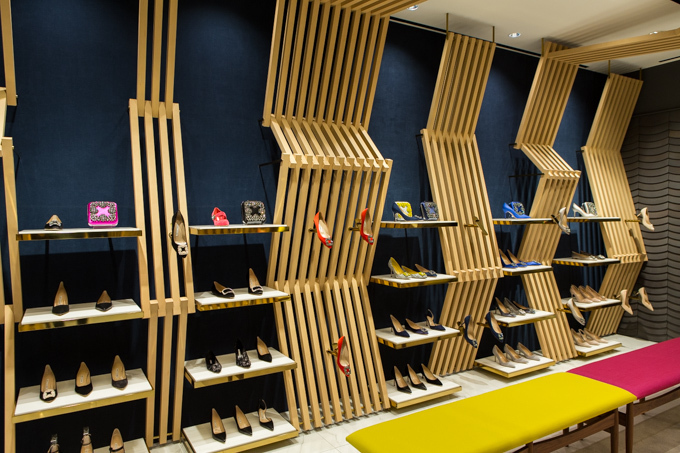 ディオール(DIOR), ヴァレンティノ(VALENTINO), フェンディ(FENDI), ロエベ(LOEWE), ディスコード ヨウジヤマモト(discord Yohji Yamamoto), ヴェルサーチェ(VERSACE), モスキーノ(MOSCHINO), マックイーン(McQueen), ジョウタロウ サイトウ(JOTARO SAITO), ヴィヴィアン・ウエストウッド(Vivienne Westwood) ギンザ シックス｜写真77