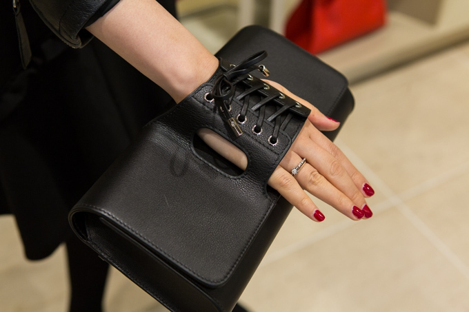 ディオール(DIOR), ヴァレンティノ(VALENTINO), フェンディ(FENDI), ロエベ(LOEWE), ディスコード ヨウジヤマモト(discord Yohji Yamamoto), ヴェルサーチェ(VERSACE), モスキーノ(MOSCHINO), マックイーン(McQueen), ジョウタロウ サイトウ(JOTARO SAITO), ヴィヴィアン・ウエストウッド(Vivienne Westwood) ギンザ シックス｜写真80