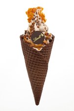 リンツのチョコソフトクリームに限定フレーバー「キャラメルシーソルト」全国で発売｜写真5